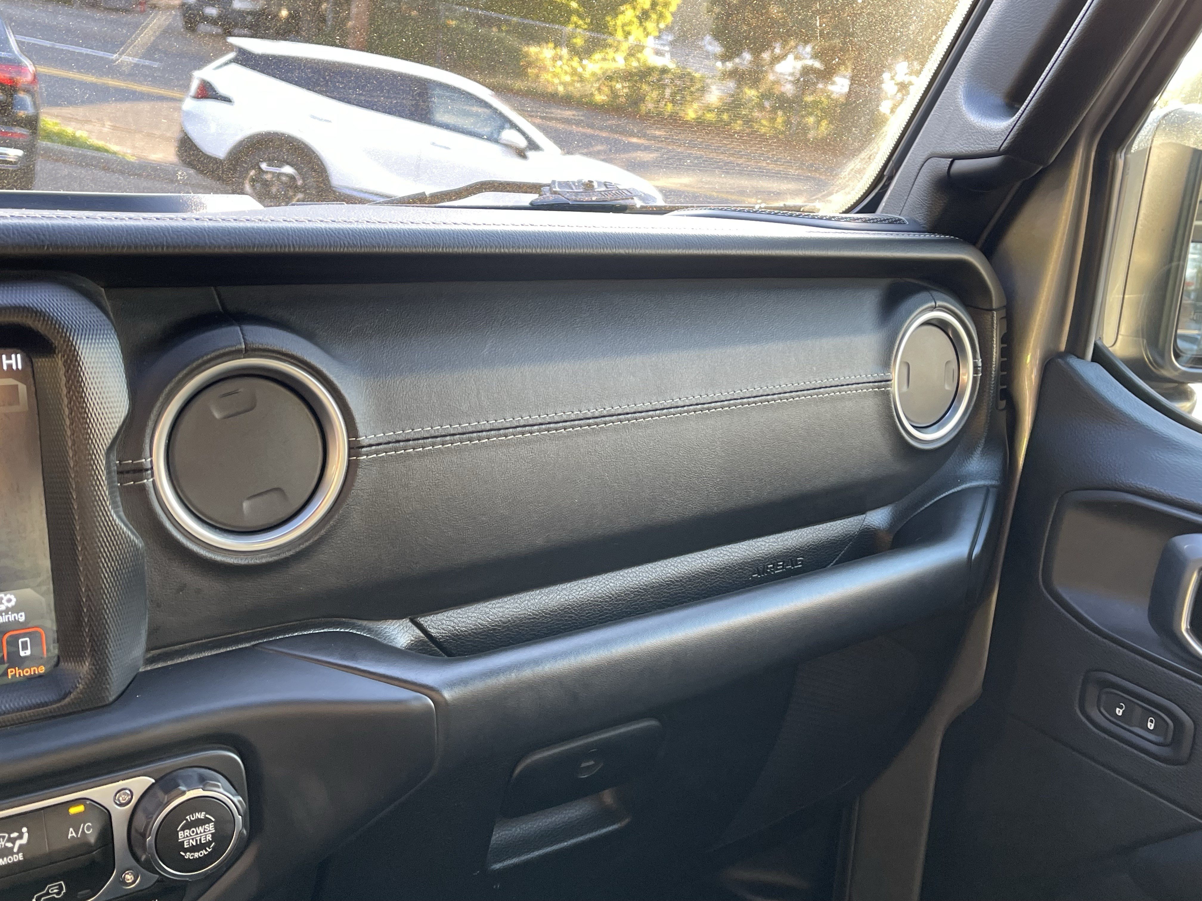 Used 2018 Jeep Wrangler Unlimited Sahara AWD/4WD image 23