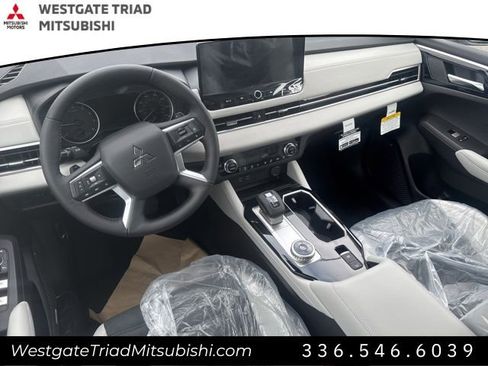New 2026 Mitsubishi Outlander SE image 7