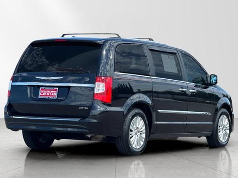 Used 2012 Chrysler Town & Country Limited w/ Luxury Group FWD image 6