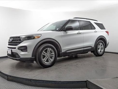 Used 2020 Ford Explorer XLT image 2