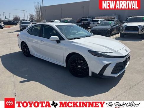 Used 2025 Toyota Camry SE image 1