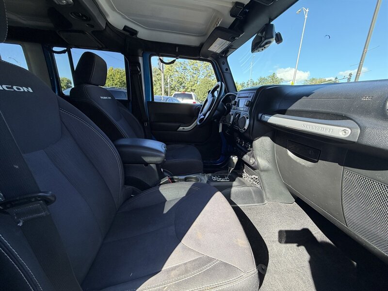 Used 2015 Jeep Wrangler Unlimited Rubicon w/ Connectivity Group AWD/4WD image 11