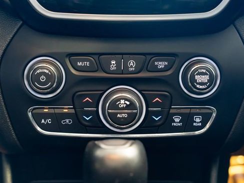 Used 2021 Jeep Cherokee Limited w/ Elite Package AWD/4WD image 12