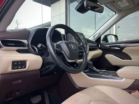 Used 2020 Toyota Highlander Limited image 2
