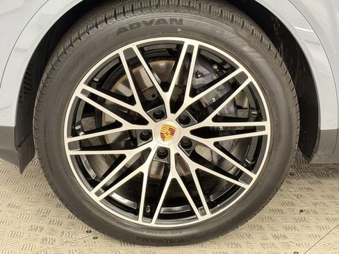 Certified 2024 Porsche Cayenne Coupe AWD/4WD image 11