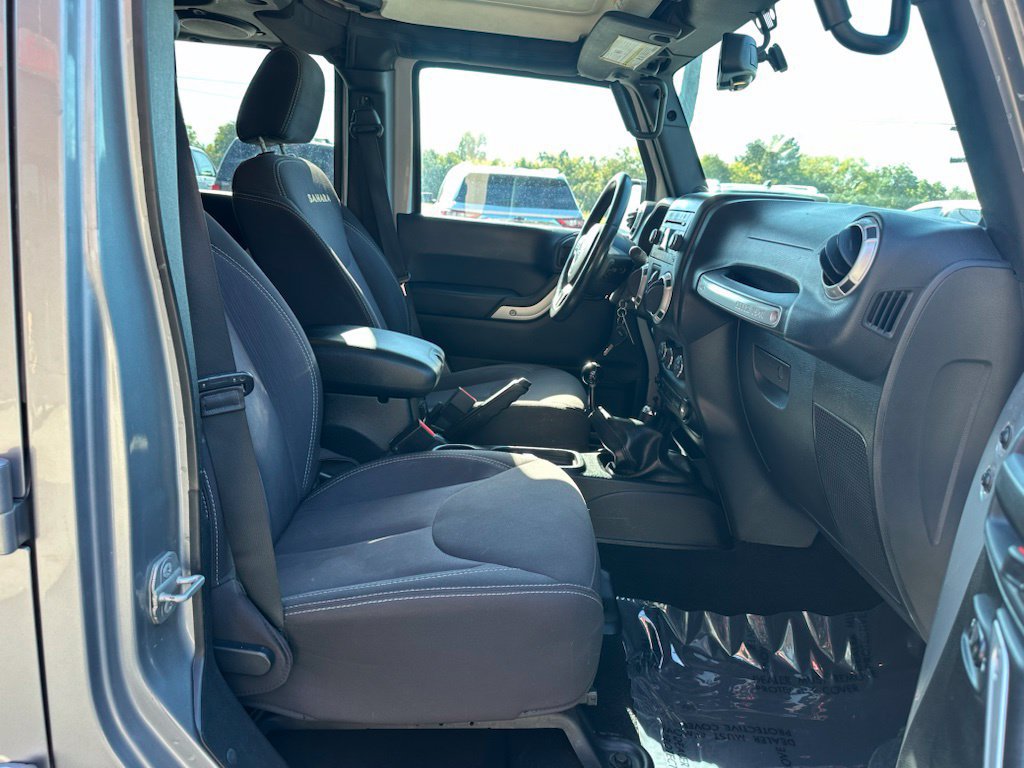 Used 2014 Jeep Wrangler Unlimited Sahara w/ Connectivity Group AWD/4WD image 25