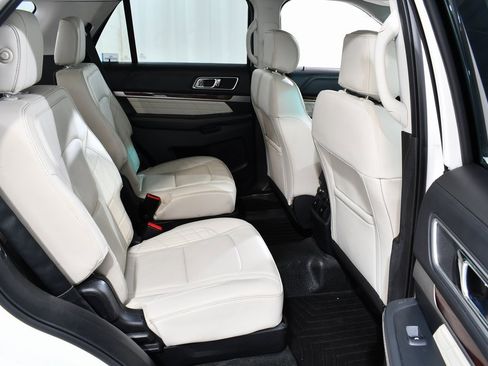 Used 2017 Ford Explorer Platinum image 19