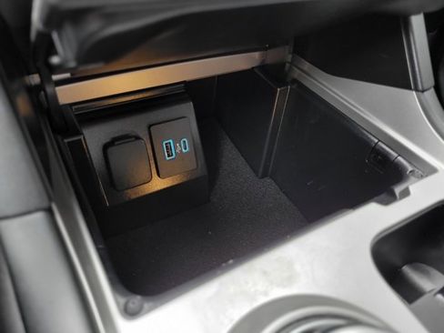 Used 2023 Ford Explorer XLT image 31