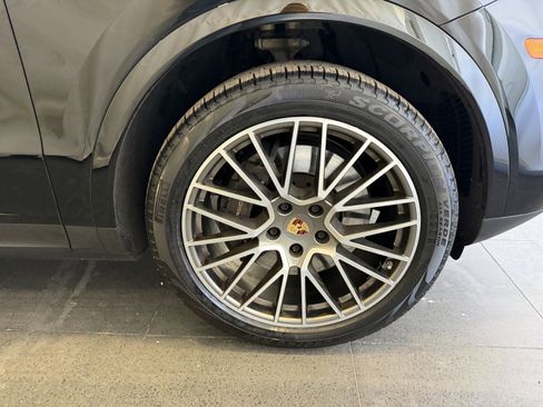 Certified 2023 Porsche Cayenne Platinum Edition image 13