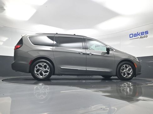 Used 2023 Chrysler Pacifica Limited image 45