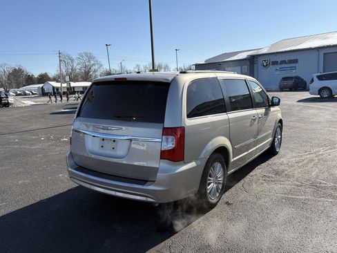 Used 2015 Chrysler Town & Country Touring-L w/ Driver Convenience Group image 23