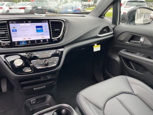 New 2026 Chrysler Pacifica Select image 16