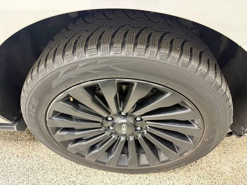 Used 2019 Lincoln Navigator Reserve image 11