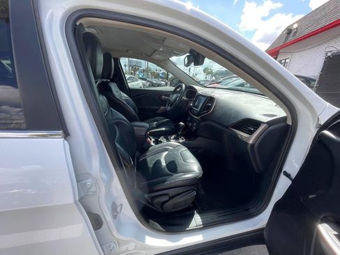 Used 2017 Jeep Cherokee Limited image 2