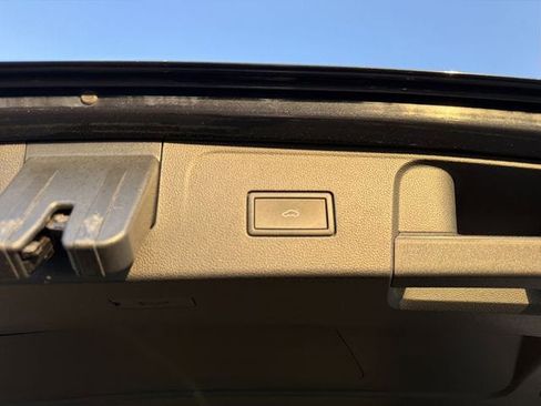 Used 2025 Volkswagen Atlas SE image 14