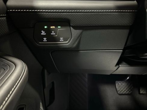 Used 2025 Volkswagen Atlas Cross Sport SE image 17