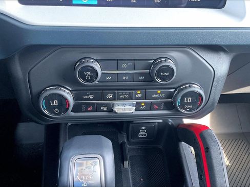Certified 2026 Ford Bronco Heritage Edition AWD/4WD image 32
