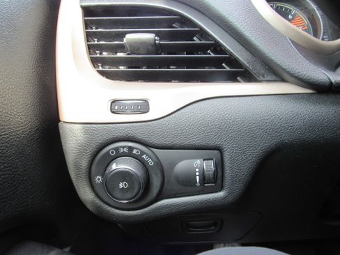 Used 2018 Jeep Cherokee Latitude FWD image 22
