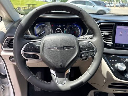 Used 2023 Chrysler Pacifica Touring-L FWD image 19