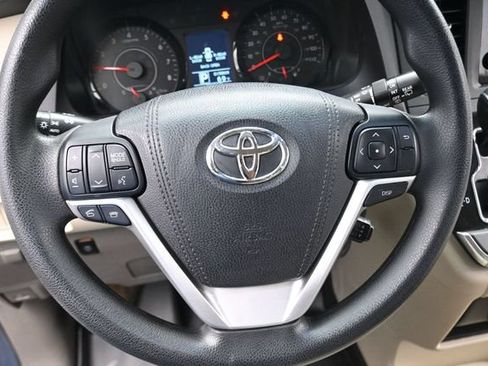 Used 2017 Toyota Sienna LE FWD image 15