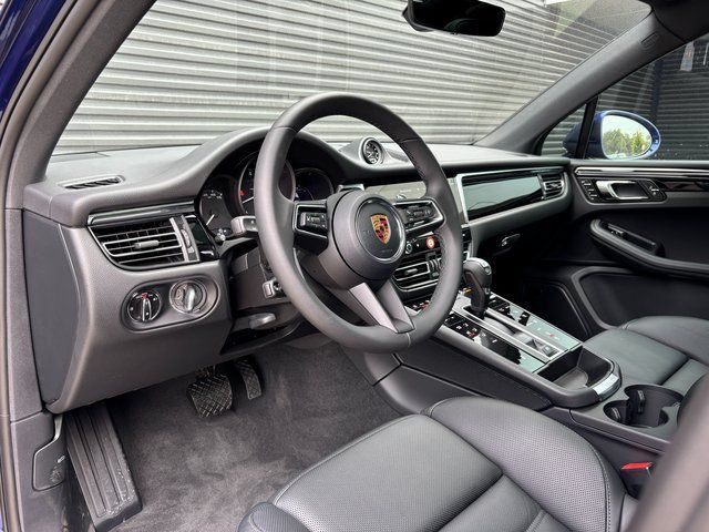 Certified 2026 Porsche Macan AWD/4WD image 4
