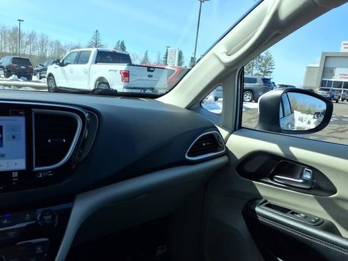 Used 2023 Chrysler Pacifica Touring-L FWD image 20