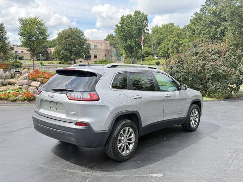 Used 2019 Jeep Cherokee Latitude Plus w/ Cold Weather Group AWD/4WD image 4