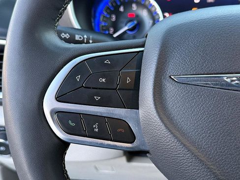 Used 2024 Chrysler Pacifica Touring-L image 18