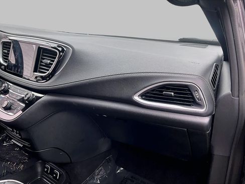 Used 2018 Chrysler Pacifica Limited w/ S Appearance Package FWD image 18
