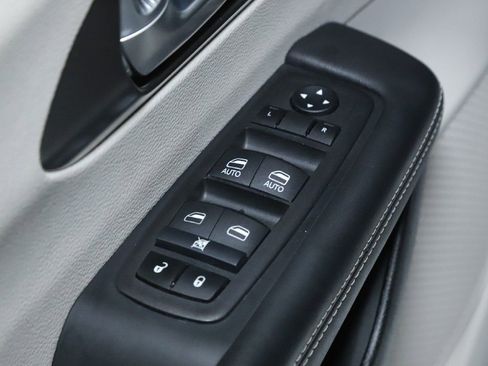 Used 2024 Chrysler Pacifica Select image 16