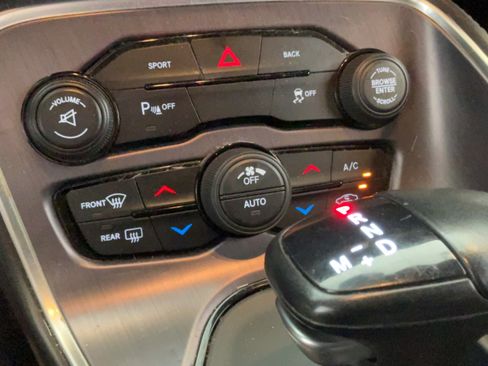 Used 2015 Dodge Challenger SXT w/ Driver Convenience Group RWD image 14