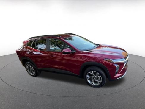 Used 2025 Chevrolet Trax LT image 2