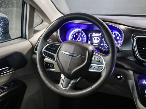 Used 2019 Chrysler Pacifica Touring image 15