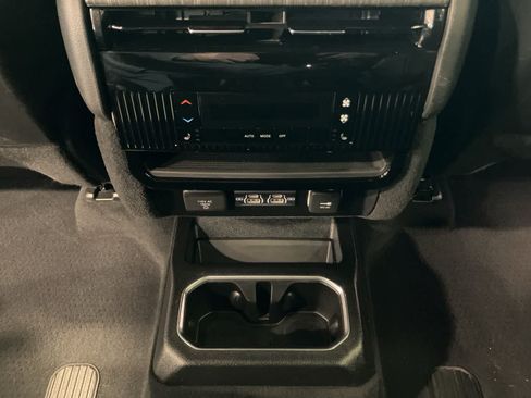 Used 2024 Jeep Wagoneer Series III AWD/4WD image 25