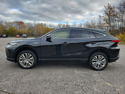Used 2021 Toyota Venza LE image 8