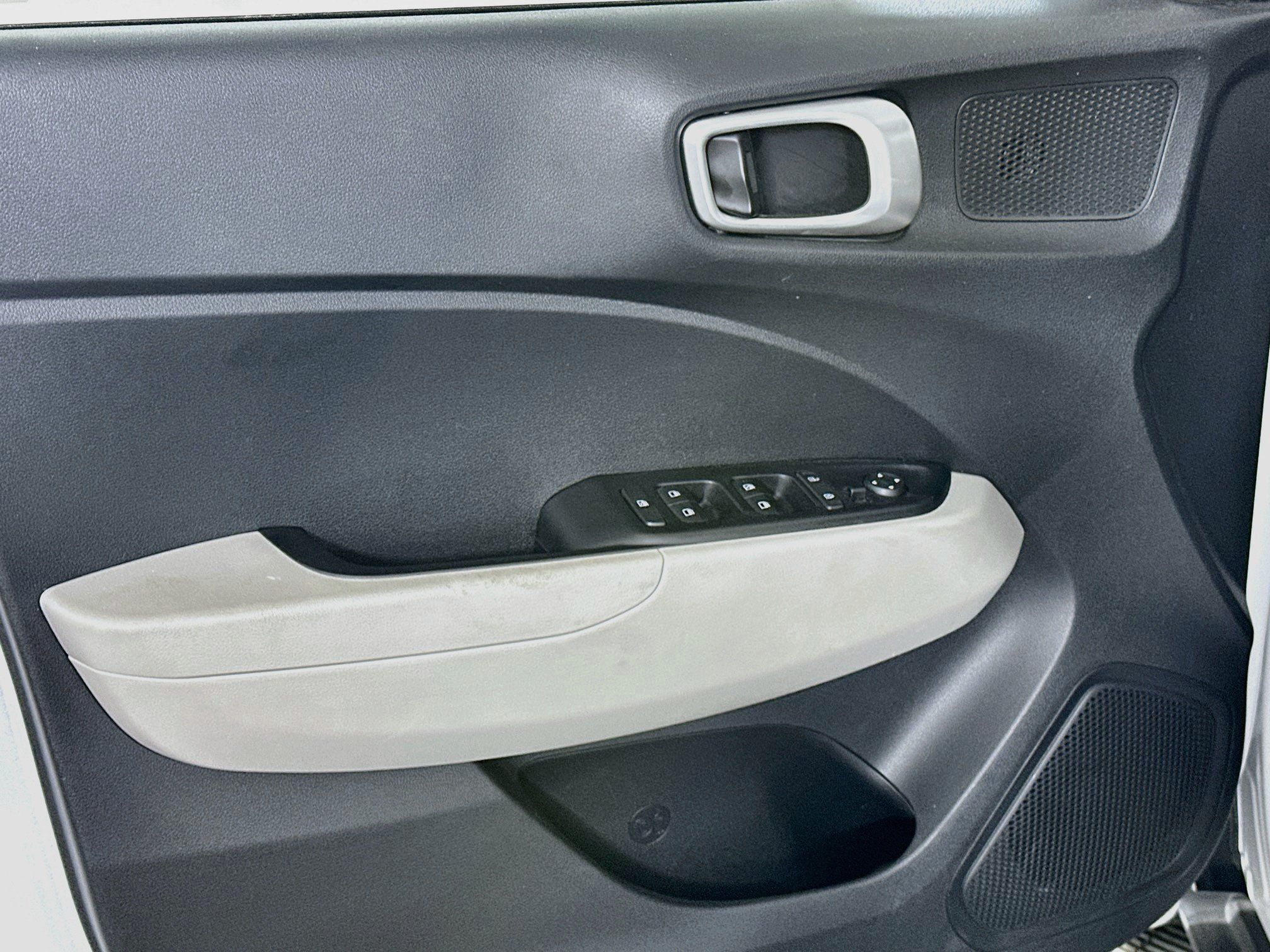 Used 2025 Hyundai Venue SEL FWD image 15