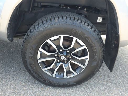 Used 2020 Toyota Tacoma TRD Sport w/ TRD Premium Sport Package AWD/4WD image 11