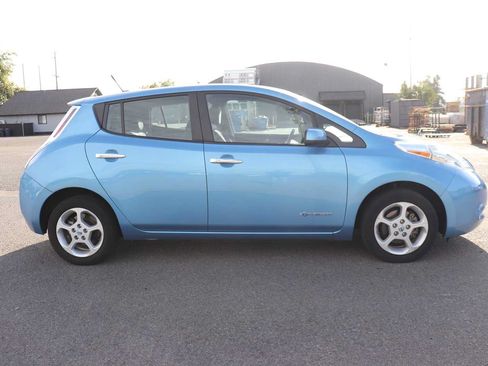 Used 2013 Nissan Leaf SV w/ LED & Quick Charge Pkg FWD image 4