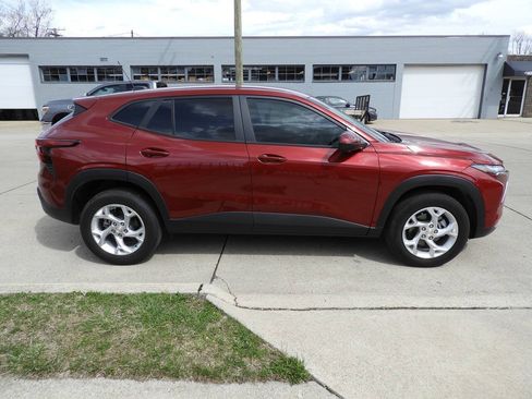 Used 2025 Chevrolet Trax LS w/ LS Convenience Package FWD image 10