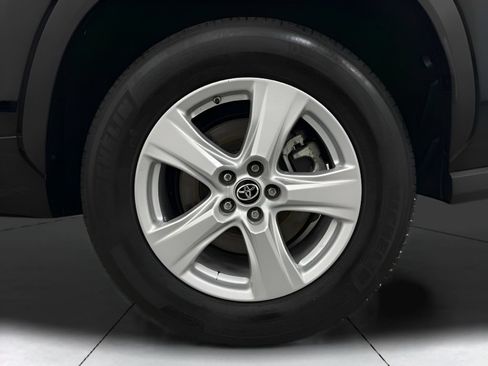 Used 2024 Toyota Highlander LE FWD image 32