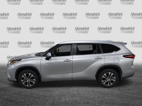 Used 2024 Toyota Highlander XLE FWD image 6