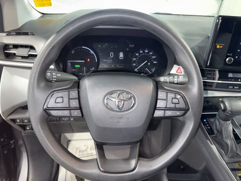 Used 2025 Toyota Sienna LE image 29