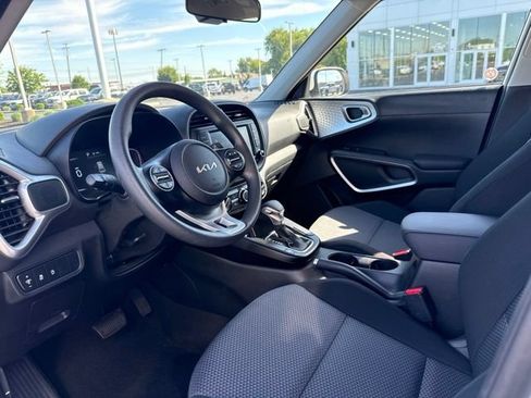 Used 2025 Kia Soul LX w/ LX Technology Package FWD image 13