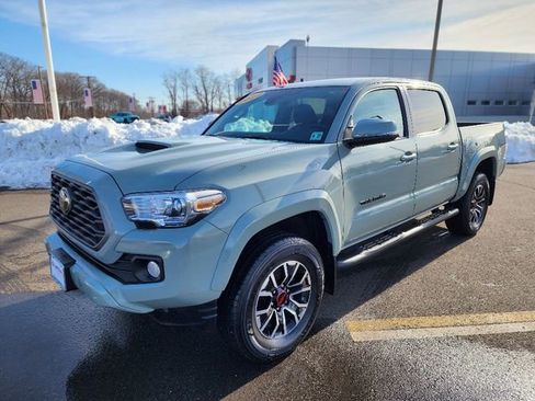 Used 2022 Toyota Tacoma TRD Sport w/ Technology Package image 3