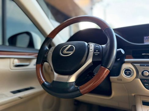 Used 2013 Lexus ES 300h w/ Luxury Pkg FWD image 24