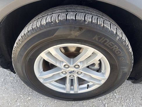 Used 2024 Ford Explorer XLT w/ Equipment Group 202A image 12