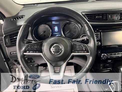 Used 2017 Nissan Rogue SV w/ SV Premium Package image 39