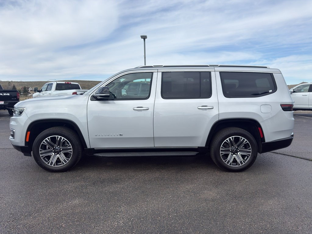 Used 2025 Jeep Wagoneer 4WD image 8