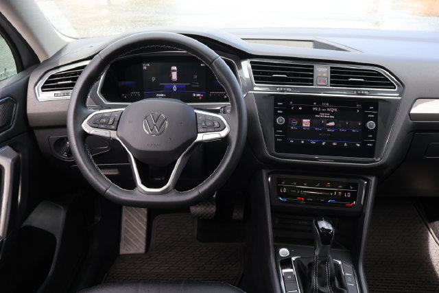 Certified 2023 Volkswagen Tiguan SE w/ Panoramic Sunroof Package FWD image 15