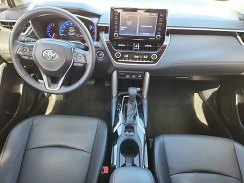 Used 2022 Toyota Corolla Cross XLE w/ Convenience Package image 9